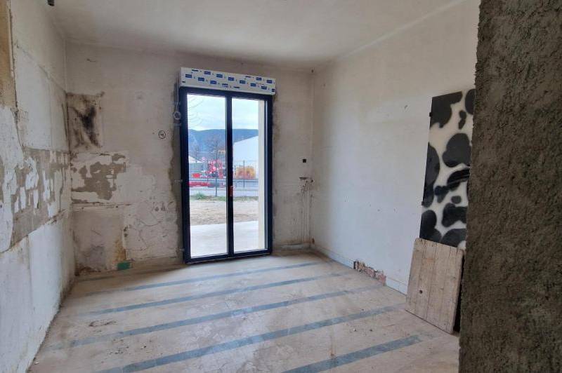 Local de 80 m² - cour cloture -  ...