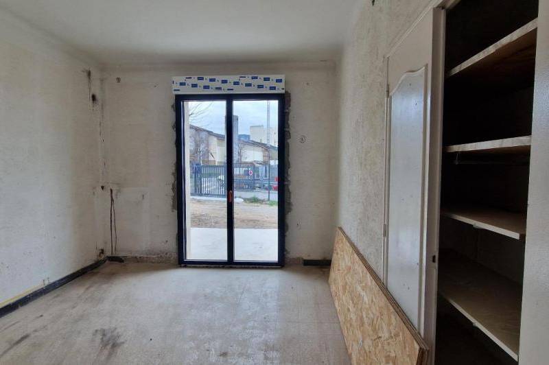 Local de 80 m² - cour cloture -  ...
