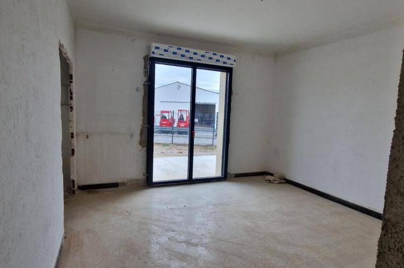 Local de 80 m² - cour cloture -  ...