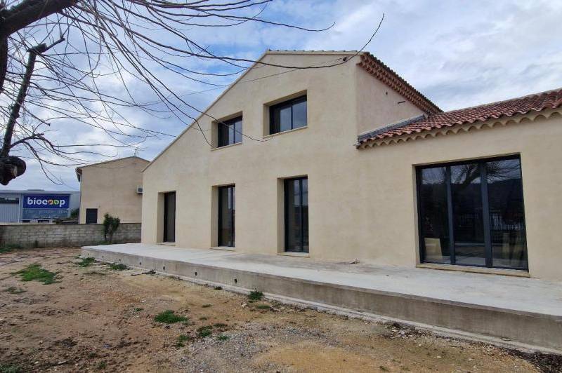 Local de 80 m² - cour cloture -  ...