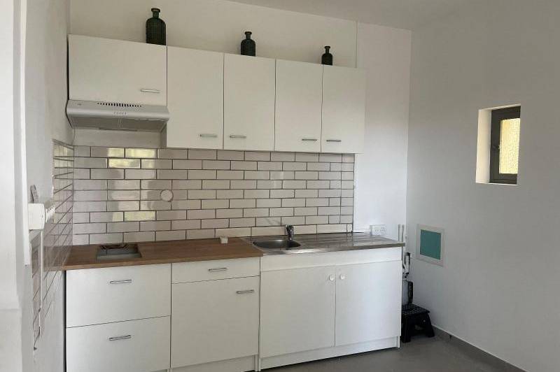 Appartement rÉnovÉ en rez-de-chaussÉe dans un mas avec  ...