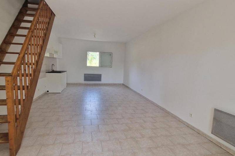 Appartement t3 - cour/jardinet - 2 places de  ...