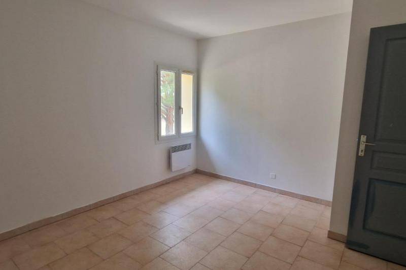 Appartement t3 - cour/jardinet - 2 places de  ...
