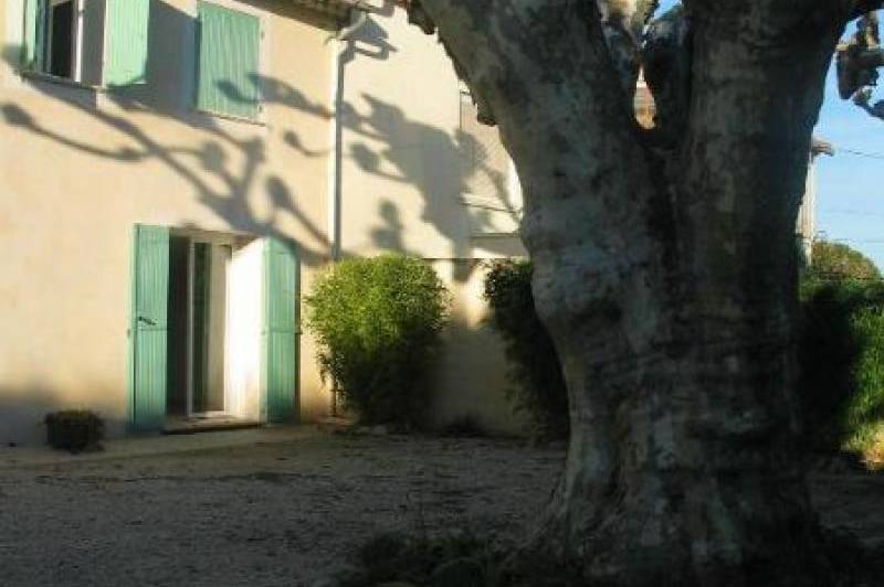 Appartement dans mas - garage - cour cloturee  ...