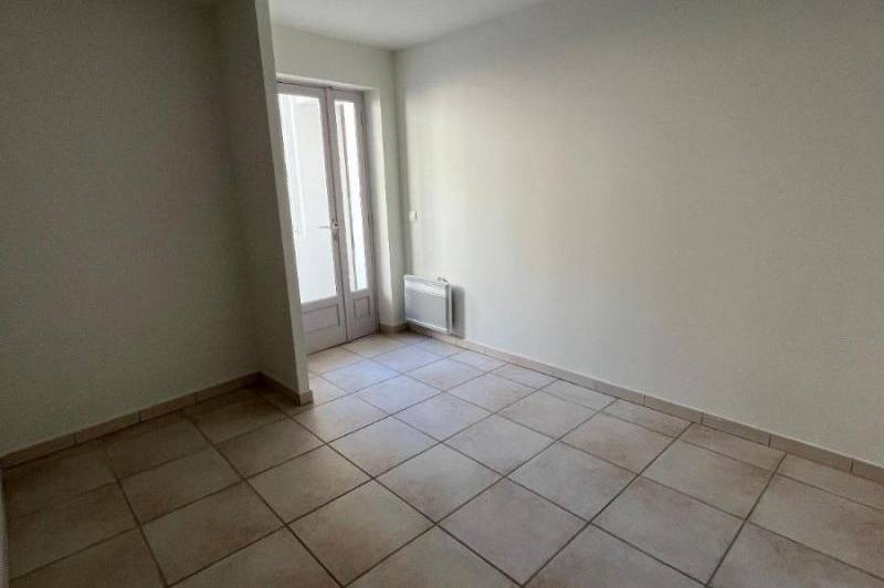 Appartement au 2eme etage d'un immeuble en centre  ...