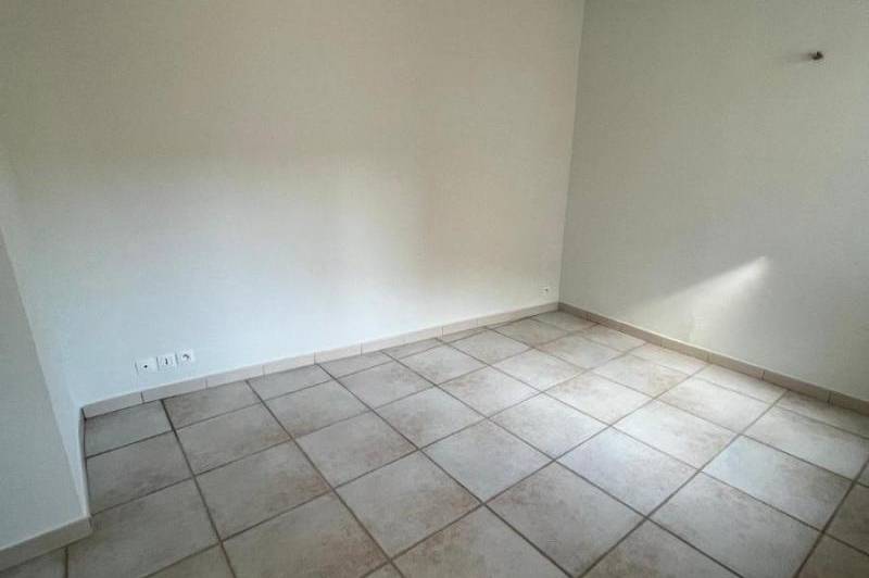 Appartement au 2eme etage d'un immeuble en centre  ...