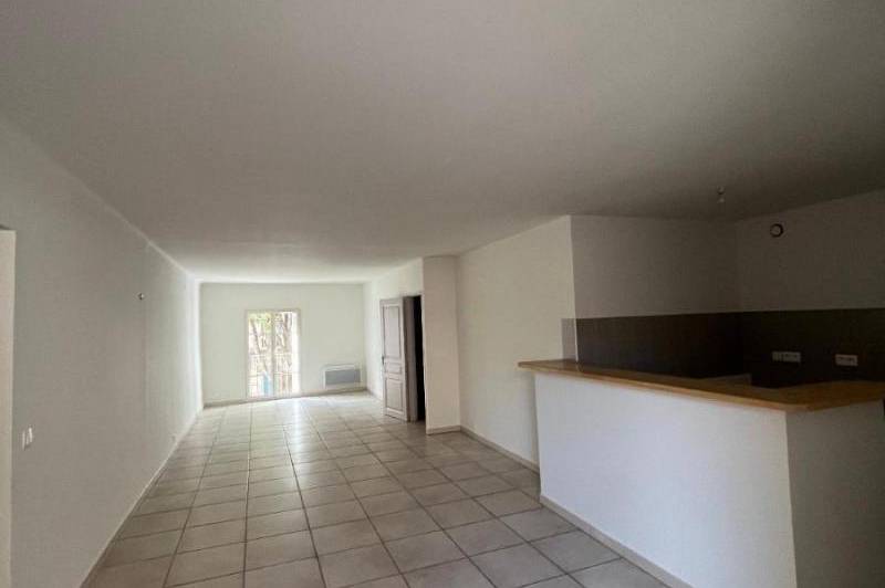 Appartement au 2eme etage d'un immeuble en centre  ...