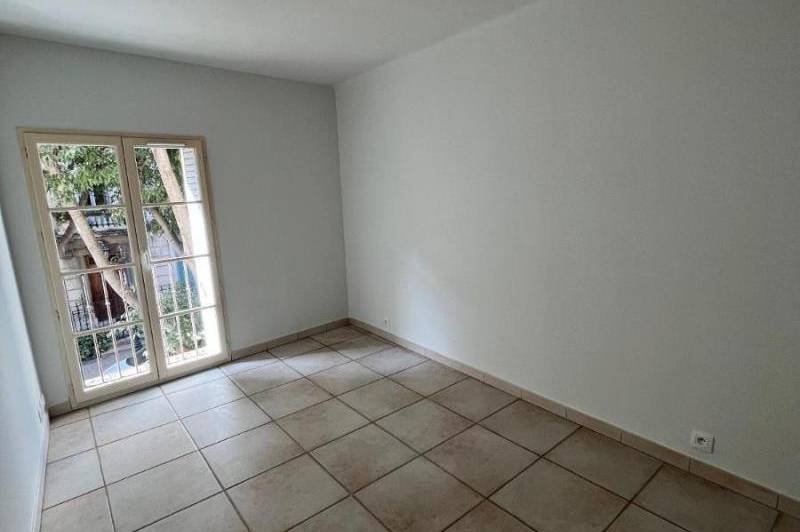 Appartement au 2eme etage d'un immeuble en centre  ...